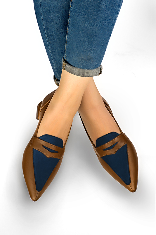 Caramel brown and navy blue women's essential loafers. Pointed toe. Flat flare heels. Worn view - Florence KOOIJMAN